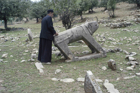 Baliti examining Koul Farah stone statue